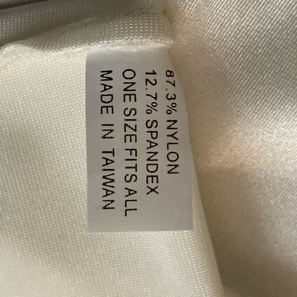 Satiny White Gloves (A) - Picture 3 of 4